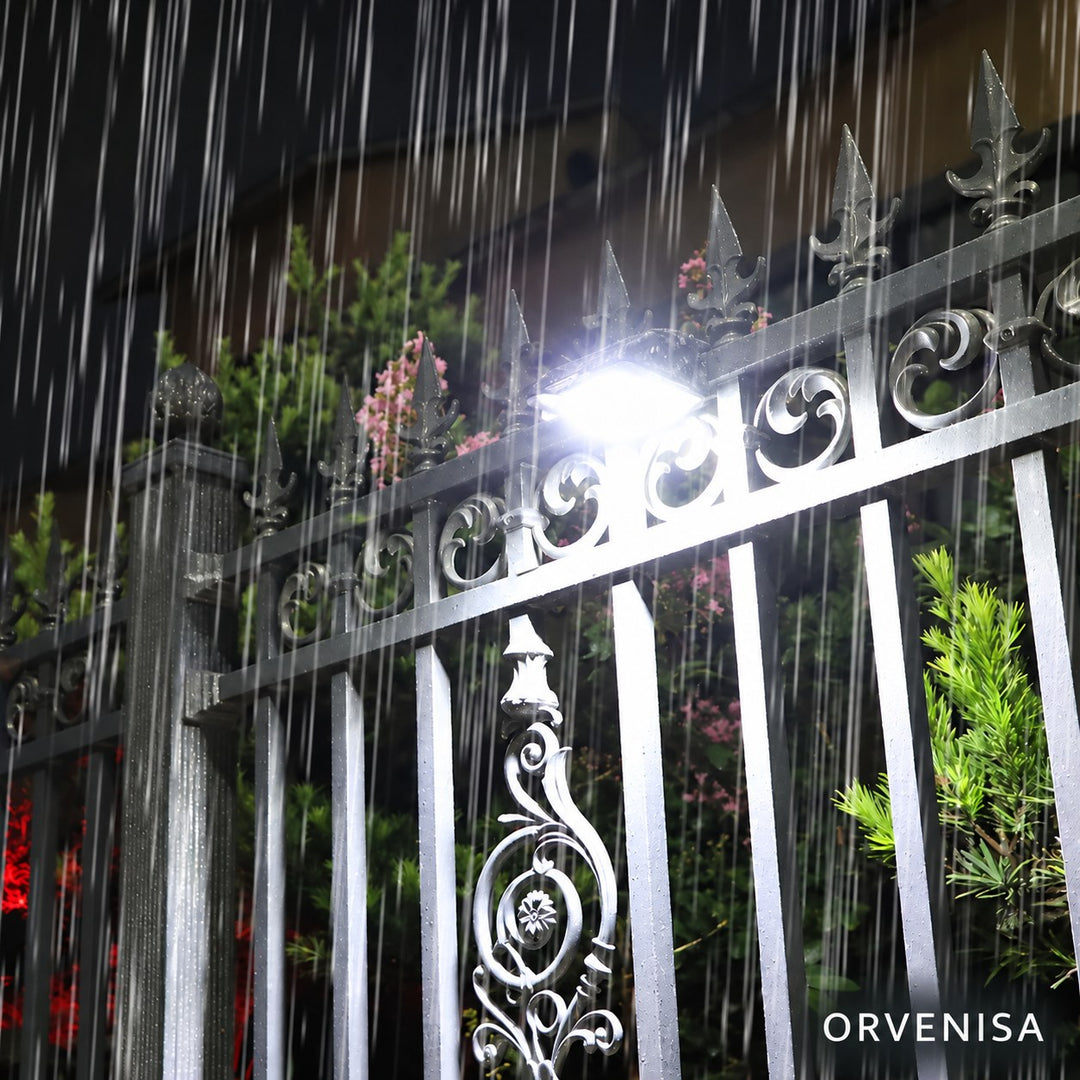 Foco solar encendido bajo la lluvia