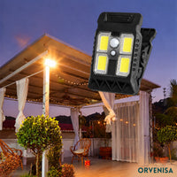 Foco solar iluminando una terraza con pérgola