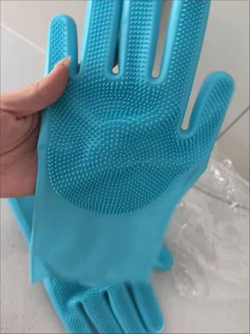 Foto de un cliente con sus guantes Orvenisa