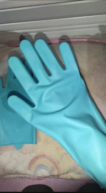 Foto de un cliente con sus guantes Orvenisa
