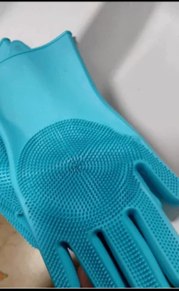 Foto de un cliente con sus guantes Orvenisa