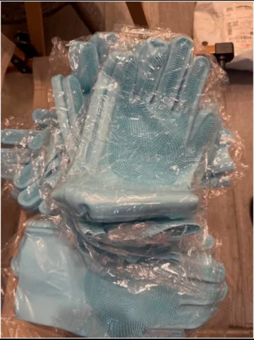 Foto de un cliente con sus guantes Orvenisa