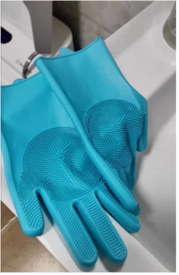 Foto de un cliente con sus guantes Orvenisa