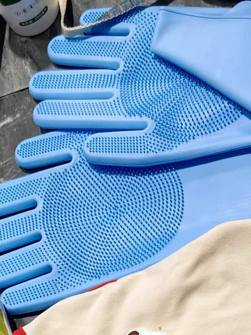 Foto de un cliente con sus guantes Orvenisa