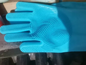 Foto de un cliente con sus guantes Orvenisa