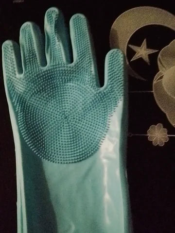 Foto de un cliente con sus guantes Orvenisa