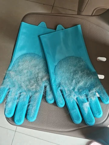 Foto de un cliente con sus guantes Orvenisa