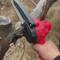 Mini motosierra cortando una rama con una mano