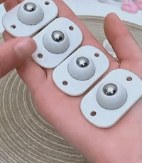 Ruedas adhesivas moviendo un cubo y una maceta