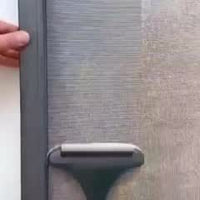 Vídeo: una pasada por la mosquitera deja limpias las dos caras de la malla